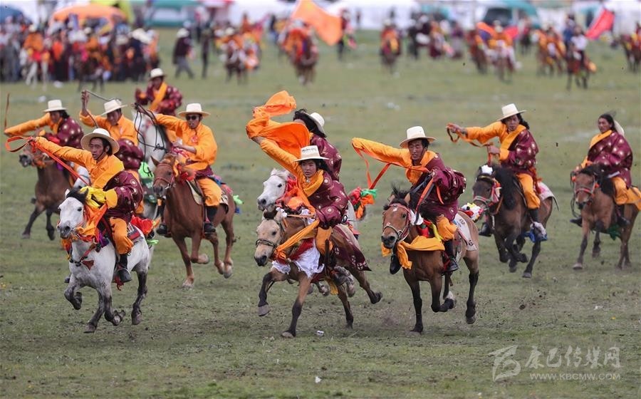 來理塘賽馬節 看康巴漢子帥氣飚馬
