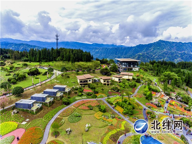 滎經縣龍蒼溝清風雅雨小鎮位于龍蒼溝鎮發展村,是滎經縣龍蒼溝旅游度假區的重要組成部分,項目定位為以中國桌山(瓦屋山滎經部分)森林康養為龍頭的特色旅游、高端康養產業、度假旅居系列產品,將創建國家5A級景區和國家級康養旅游生活示范區。.jpg