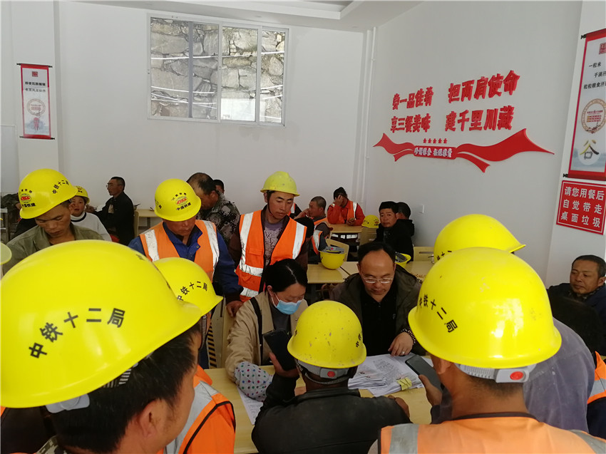 康定支行:在民工食堂被農民工兄弟簇擁辦卡現場.jpg 康定支行:在民工食堂被農民工兄弟簇擁辦卡現場.jpg