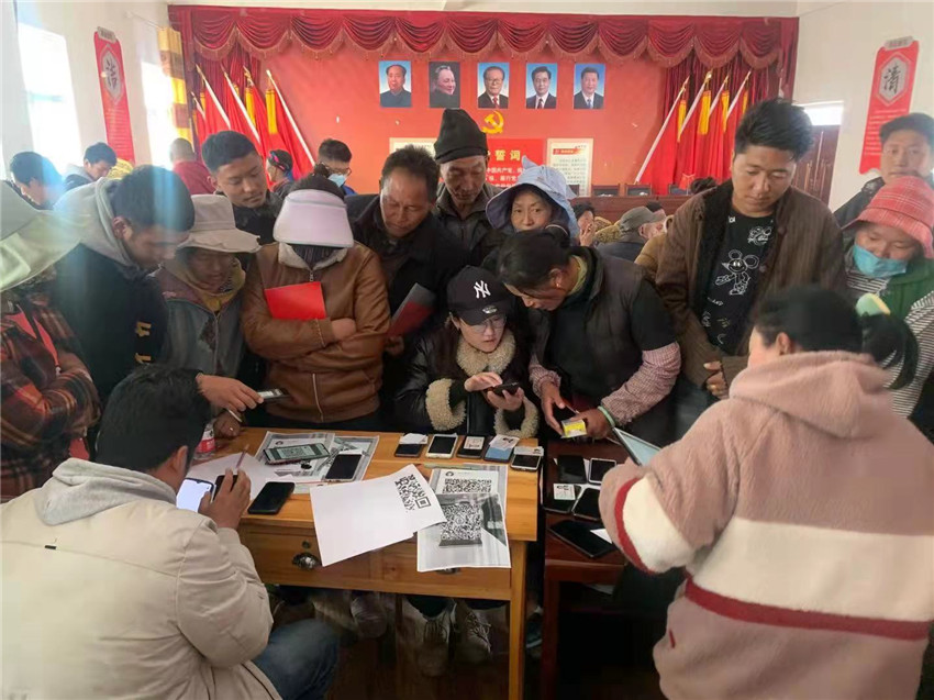 被百姓簇擁的一線服務現場.jpg 被百姓簇擁的一線服務現場.jpg