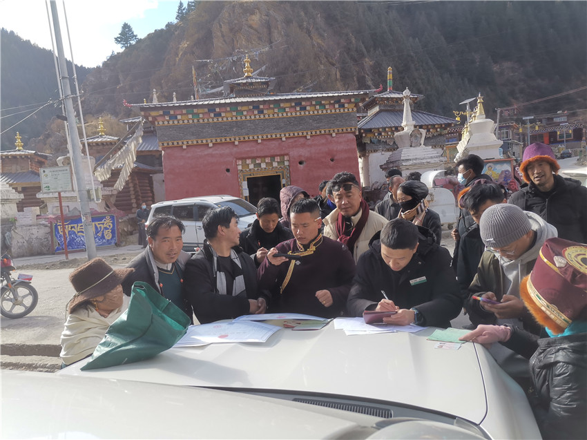 別樣的汽車銀行很接地氣,農行德格縣支行開展農戶信息建檔,現場為百姓開展金融服務。.jpg 別樣的汽車銀行很接地氣,農行德格縣支行開展農戶信息建檔,現場為百姓開展金融服務。.jpg