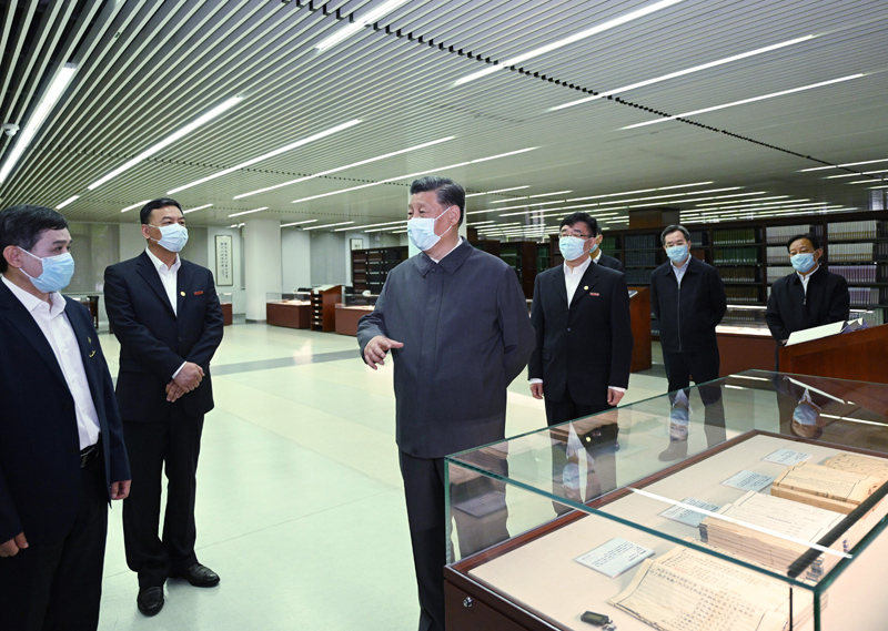 2022年4月25日,習(xí)近平來到中國人民大學(xué)考察調(diào)研。這是他在圖書館考察。