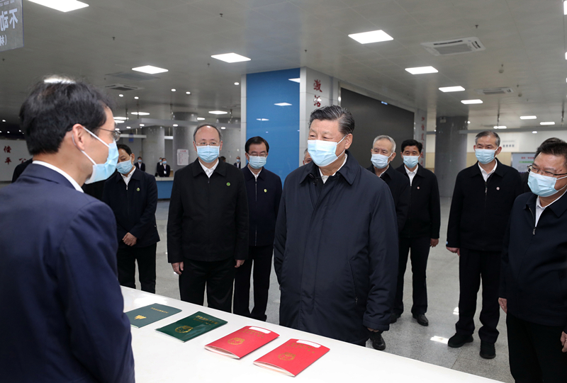 2021年3月23日,習近平在福建三明沙縣農(nóng)村產(chǎn)權交易中心考察。