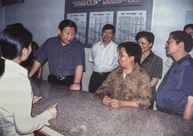 2003年6月,習(xí)近平在浙江金華市磐安縣新渥鎮(zhèn)“365辦事窗口”調(diào)研。