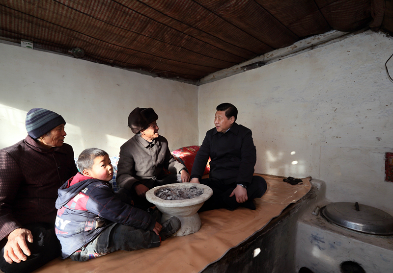 2012年12月30日,習(xí)近平在河北省阜平縣龍泉關(guān)鎮(zhèn)駱駝灣村看望唐榮斌老人一家。
