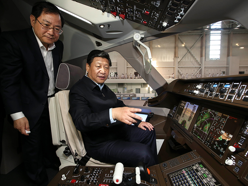 2014年5月23日,習近平總書記在中國商飛設計研發中心C919大型客機展示樣機駕駛室察看。