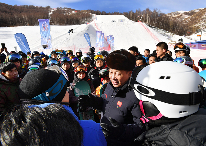 2017年1月23日,習近平總書記在云頂滑雪場同正在集訓的國家滑雪隊運動員及滑雪愛好者親切交談。