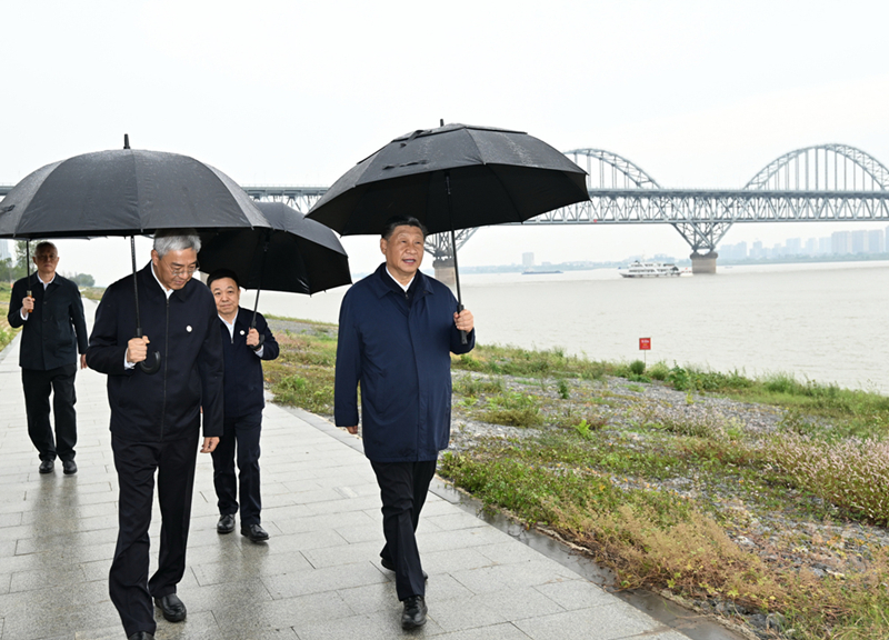 2023年10月10日,習近平在長江國家文化公園九江城區段考察時,冒雨沿江堤步行察看沿岸風貌。