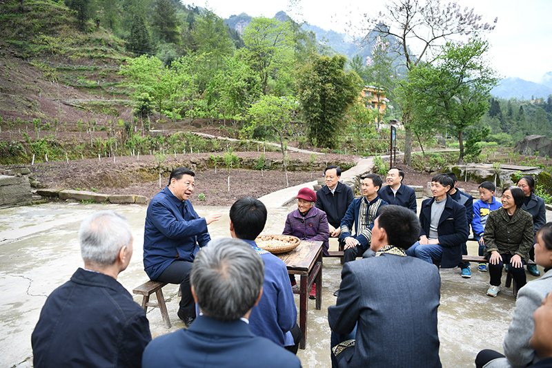 2019年4月15日,習近平總書記在重慶石柱土家族自治縣中益鄉華溪村同村民代表、基層干部、扶貧干部、鄉村醫生等圍坐在一起,共話脫貧攻堅。