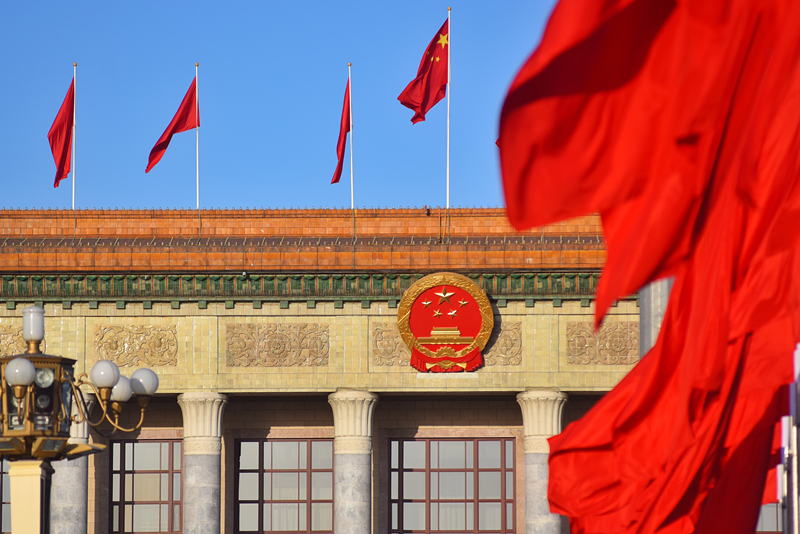 2024年3月8日,北京上空現“兩會藍”,人民大會堂前紅旗飄揚。