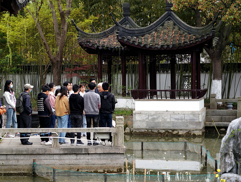 2021年3月30日,在上海交通大學(xué)南蘇園的“微型洱海”旁,孔海南教授為學(xué)生們打造“沉浸式”思政課。
