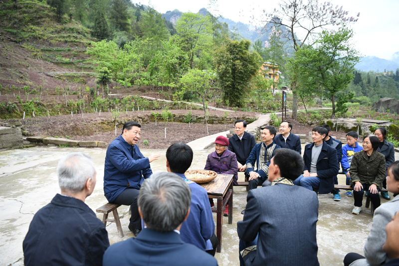 2019年4月15日至17日，中共中央總書記、國家主席、中央軍委主席習近平在重慶考察，并主持召開解決“兩不愁三保障”突出問題座談會。這是4月15日下午，習近平在石柱土家族自治縣中益鄉華溪村同村民代表、基層干部、扶貧干部、鄉村醫生等圍坐在一起，共話脫貧攻堅。新華社記者 謝環馳 攝