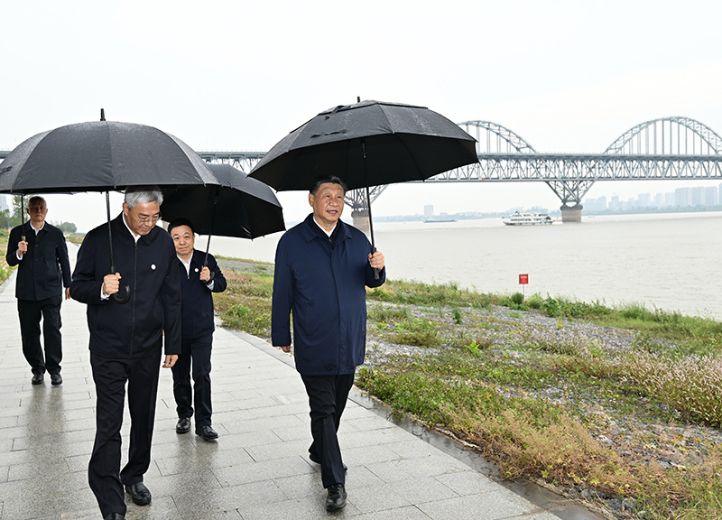 2023年10月10日至13日,中共中央總書記、國家主席、中央軍委主席習近平在江西考察。這是10日下午,習近平在長江國家文化公園九江城區段考察時,冒雨沿江堤步行察看沿岸風貌。新華社記者 謝環馳 攝