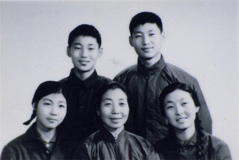 1972年冬,齊心和子女們。前排右起:齊橋橋、齊心、習安安。后排右起:習近平、習遠平。
