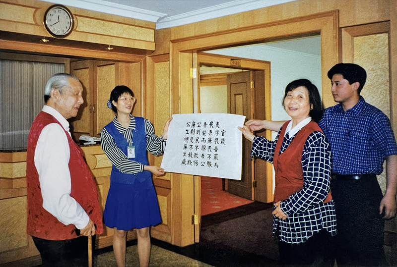 1999年3月,習仲勛欣賞齊心的書法作品《官箴》。