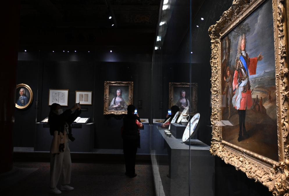 4月1日,作為中法文化旅游年的重要項目,“紫禁城與凡爾賽宮——17、18世紀的中法交往”展覽在故宮文華殿開幕。圖為觀眾當天參觀展覽。新華社記者 金良快 攝