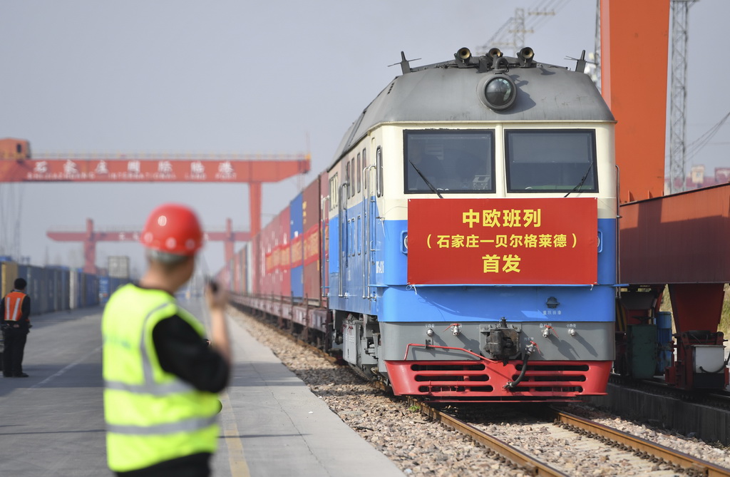 3月21日，滿載110個標準集裝箱貨物的中歐班列從石家莊國際陸港出發，駛往塞爾維亞共和國首都貝爾格萊德。新華社發（張曉峰攝）