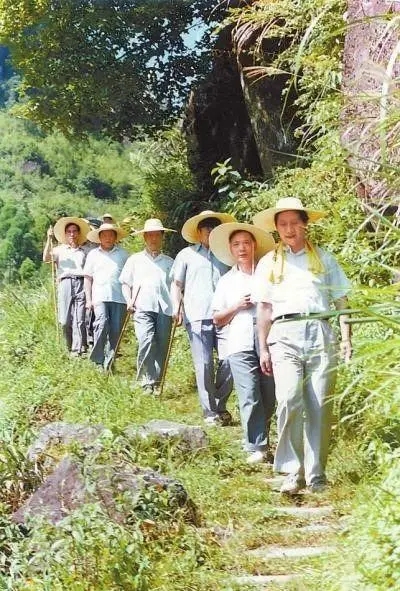 1989年7月,習(xí)近平在壽寧縣山村。