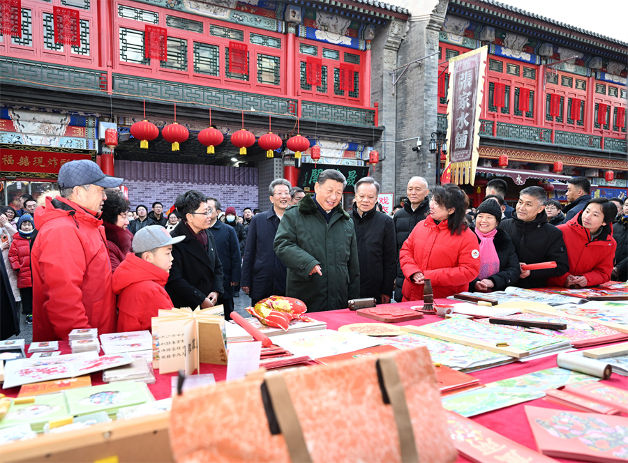 2024年2月1日下午,習近平在天津古文化街考察時,同店鋪員工和現場群眾互動交流。新華社記者 謝環馳 攝