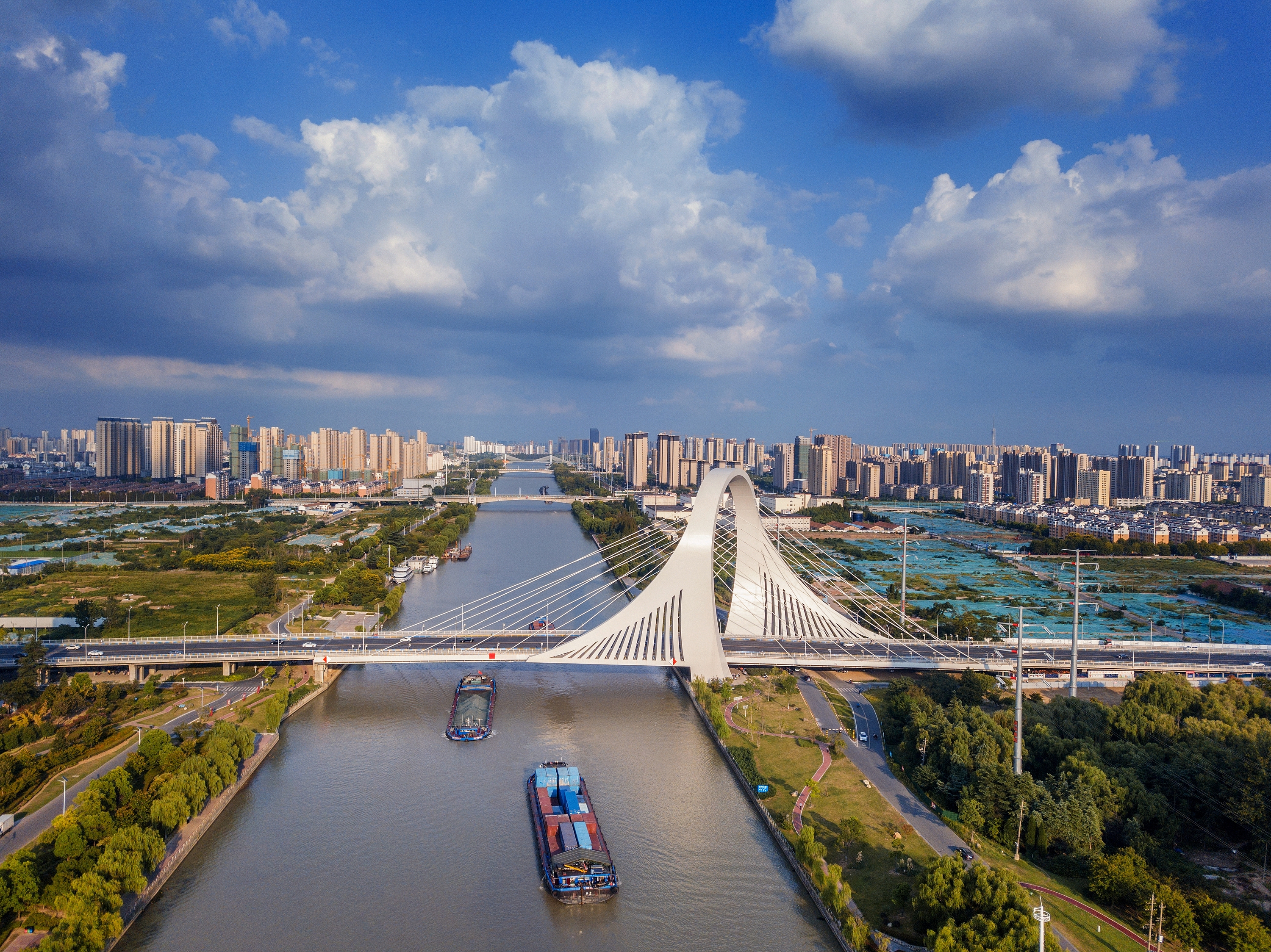 2022年9月12日,幾艘船舶行駛在江蘇淮安運河大橋附近。