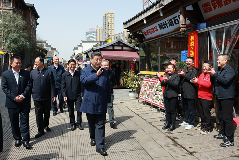 2024年3月19日上午,習近平在常德河街考察時,同店主和游客親切交流。新華社記者 王曄 攝