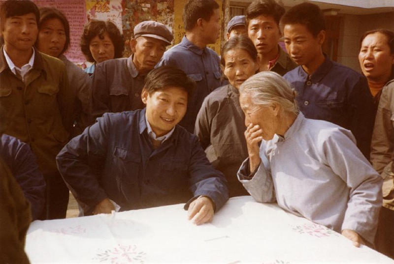 1983年,時任河北正定縣委書記的習近平(前排居中),臨時在大街上擺桌子聽取老百姓意見。