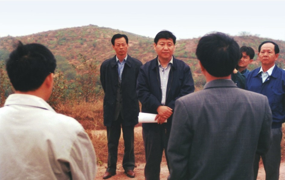 1999年11月,習近平在龍巖市長汀縣河田水土流失治理區調研。圖源:《習近平在福建(下)》
