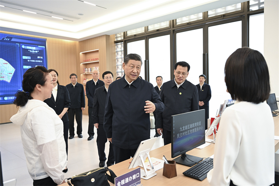 2024年4月22日至24日,中共中央總書記、國家主席、中央軍委主席習近平在重慶考察。這是22日下午,習近平在九龍坡區謝家灣街道民主村社區考察。新華社記者 謝環馳 攝