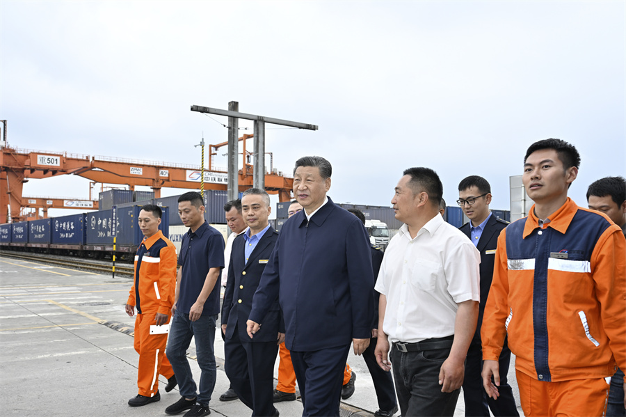 2024年4月22日至24日,中共中央總書記、國家主席、中央軍委主席習近平在重慶考察。這是22日下午,習近平在重慶國際物流樞紐園區重慶鐵路集裝箱中心站,同貨車司機、列車司機、裝卸工人、場站管理人員等親切交流。新華社記者 岳月偉 攝