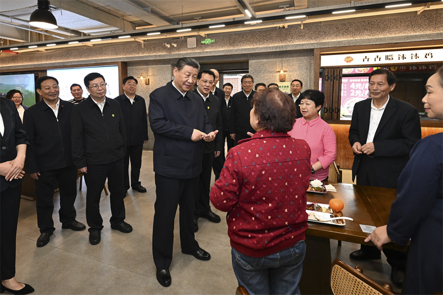 2024年4月22日下午,習近平在九龍坡區謝家灣街道民主村社區考察時,同正在社區食堂就餐的群眾親切交流。新華社記者 謝環馳 攝