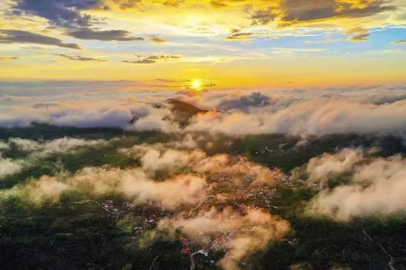 圖為云霧繚繞的軍營村,群山盡翠,紅瓦掩映。廈門市委宣傳部供圖