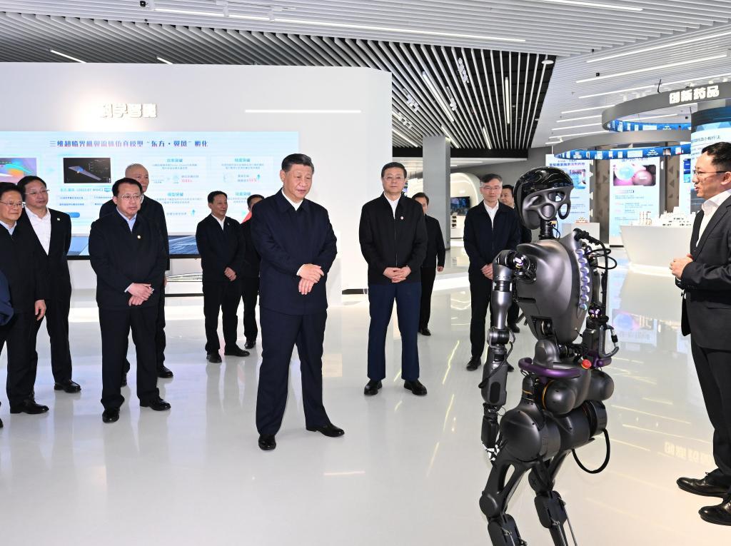 2023年11月28日下午，習近平在浦東新區張江科學城參觀上海科技創新成果展。新華社記者 謝環馳 攝