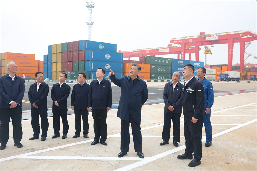 2024年5月22日至24日,中共中央總書記、國家主席、中央軍委主席習近平在山東考察。這是22日下午,習近平在日照港察看全自動化集裝箱碼頭作業場景。新華社記者 鞠鵬 攝