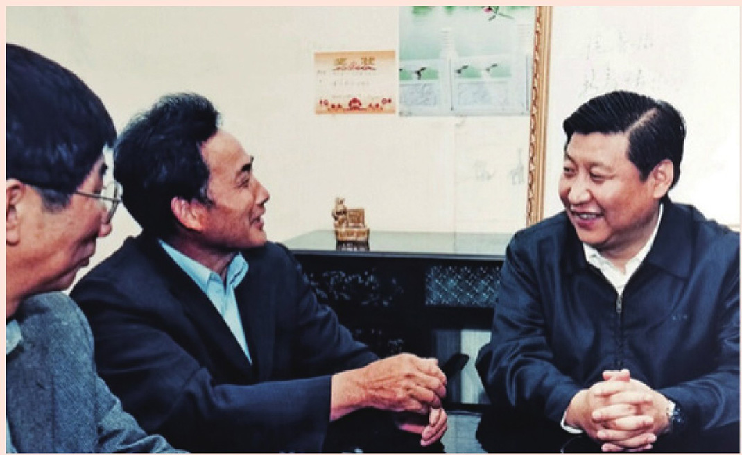 2003年4月24日,時(shí)任浙江省委書記習(xí)近平在浙江下姜村調(diào)研。