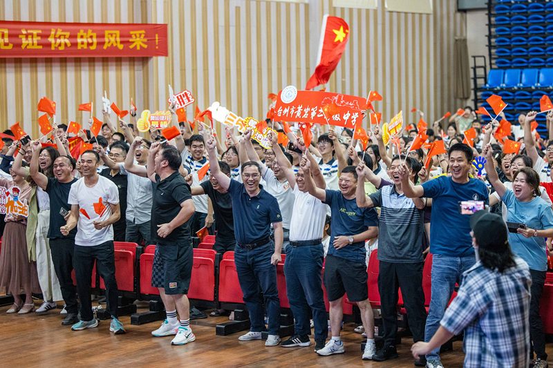 北京時間7月27日,2024年巴黎奧運會首個比賽日,在射擊10米氣步槍混合團體比賽中,中國選手黃雨婷/盛李豪獲得金牌。圖為黃雨婷的母校師生們通過收看奧運直播的方式為她加油助威。